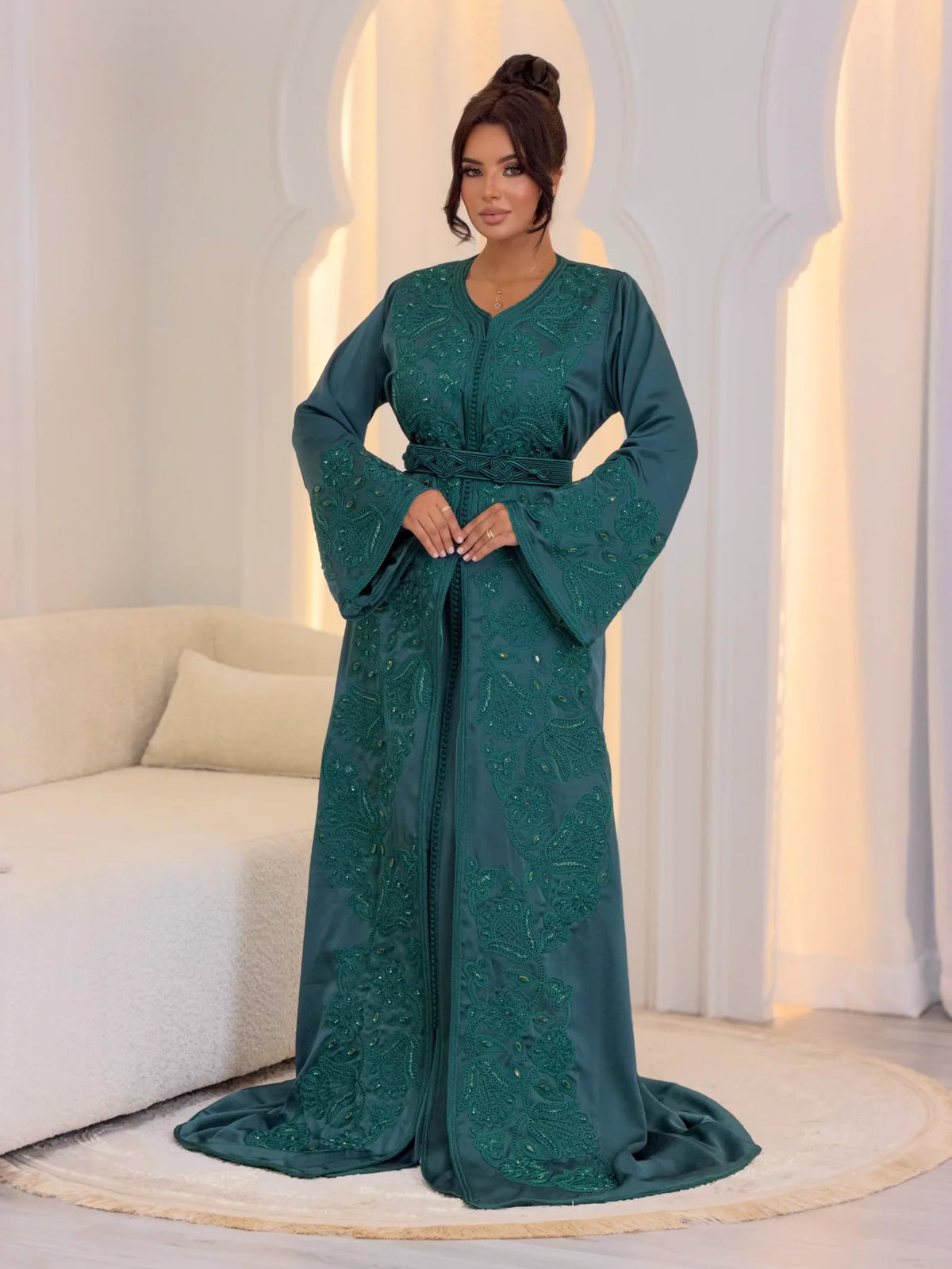 Aminaa Takchita in Petrol – Zweiteiliges marokkanisches Festkleid