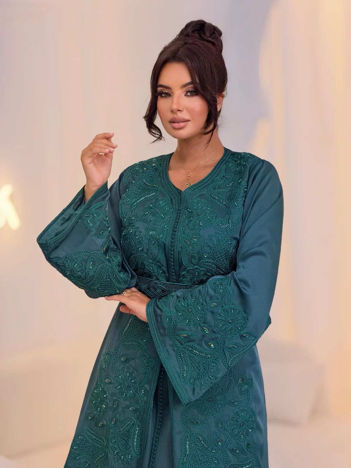 Aminaa Takchita in Petrol – Zweiteiliges marokkanisches Festkleid
