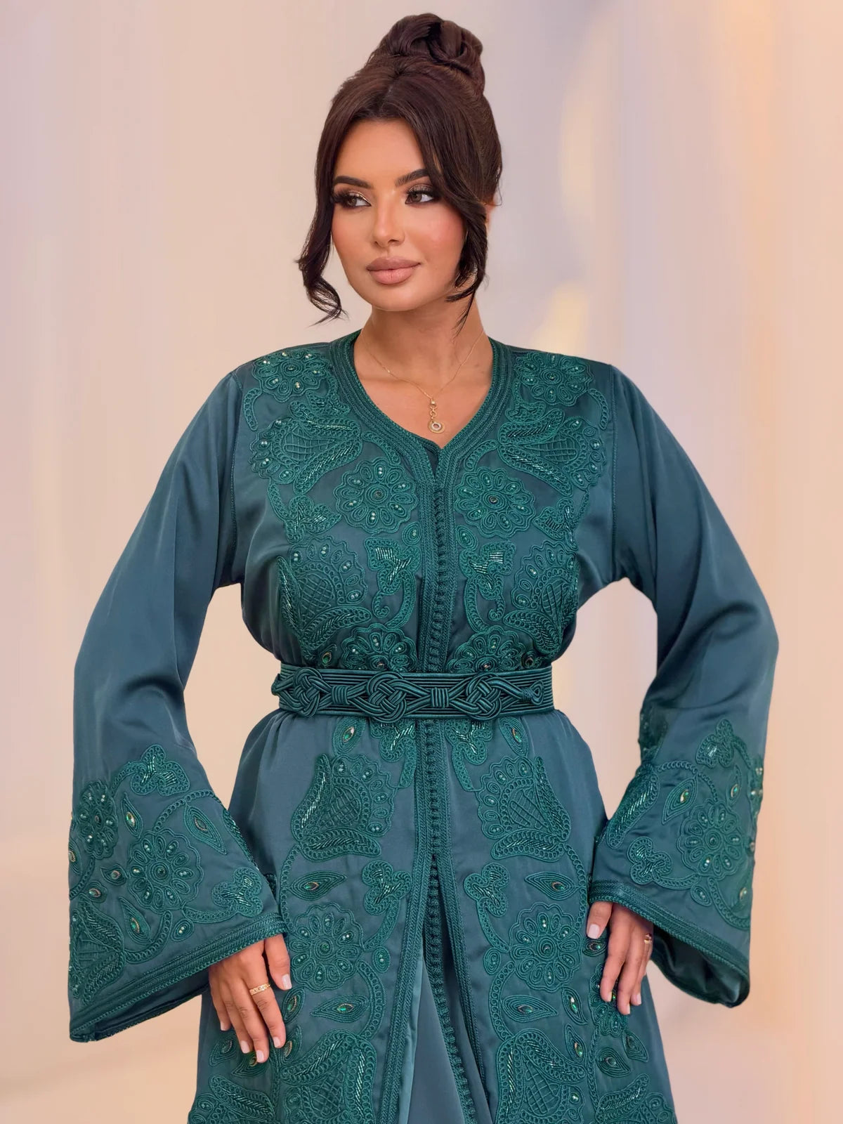 Aminaa Takchita in Petrol – Zweiteiliges marokkanisches Festkleid