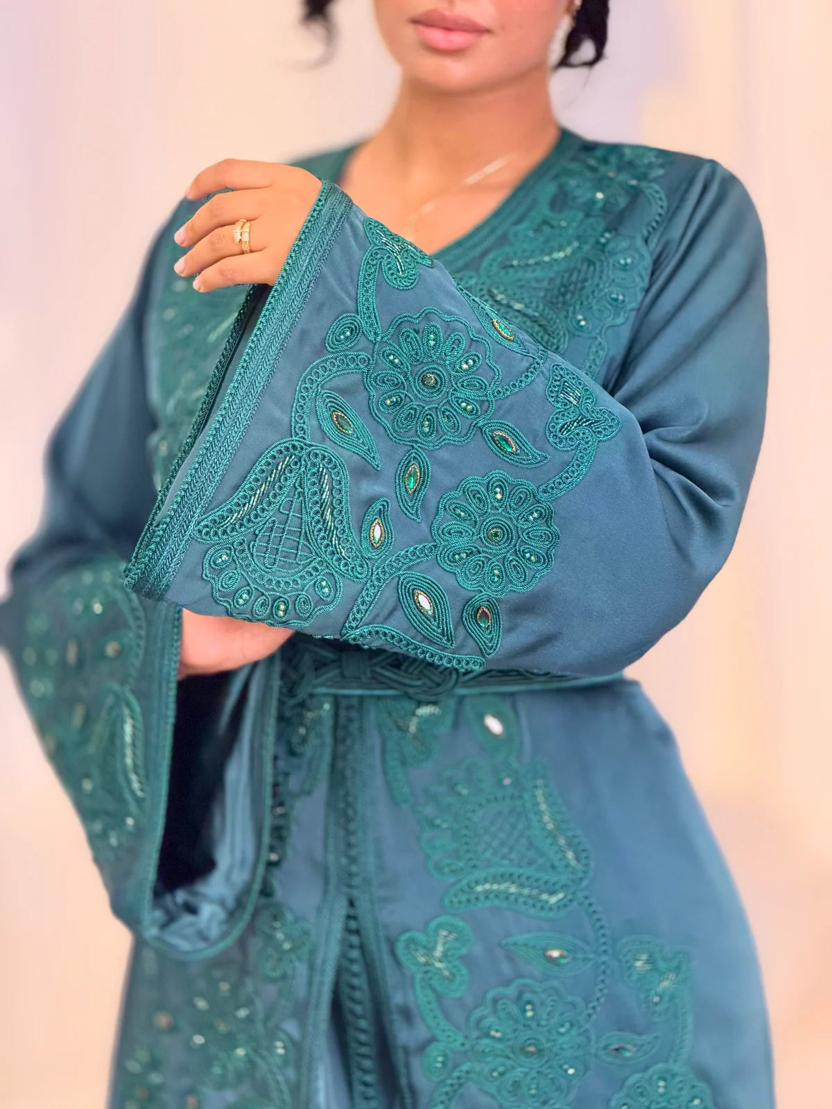 Aminaa Takchita in Petrol – Zweiteiliges marokkanisches Festkleid