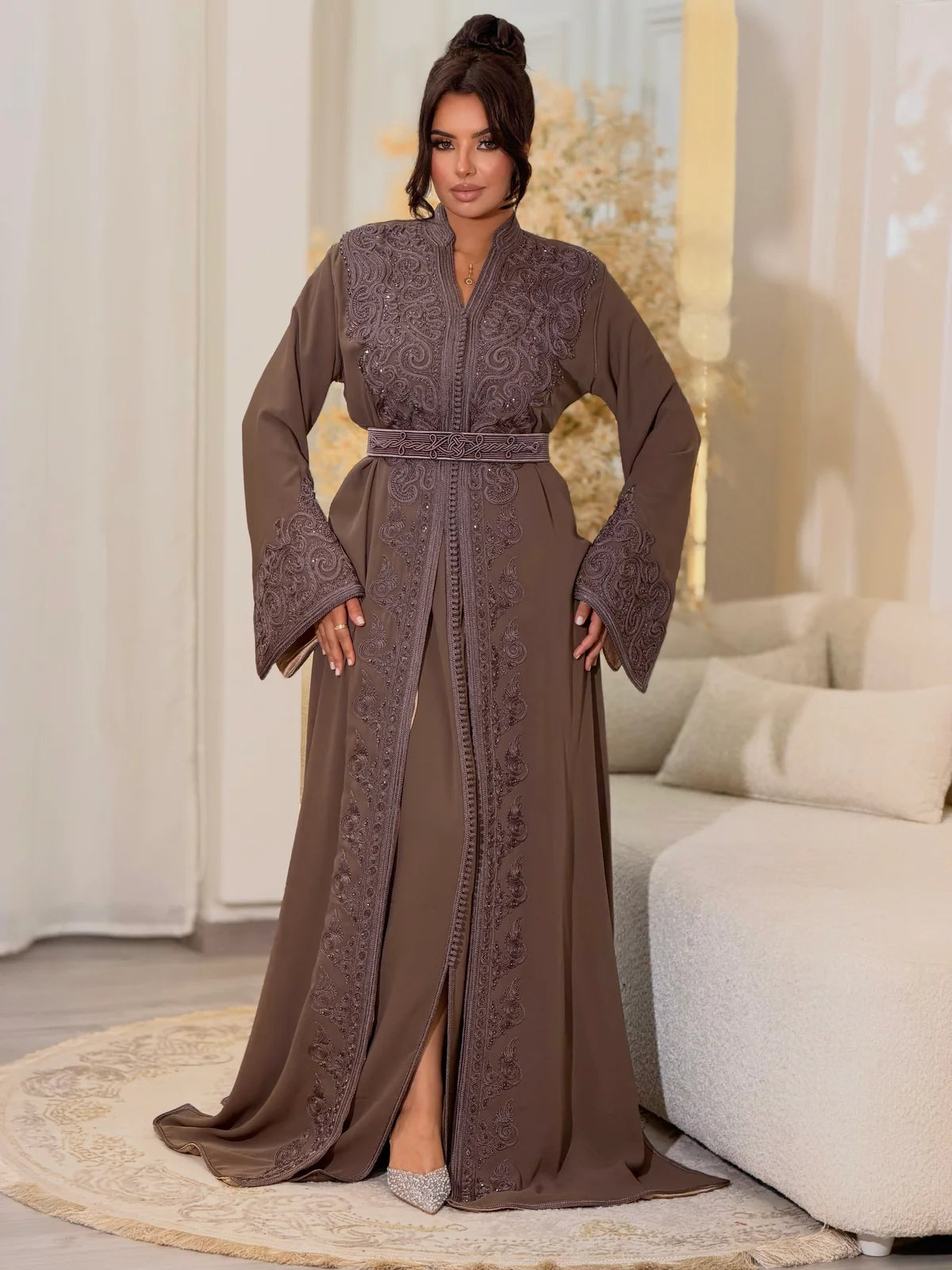Wijdane Takchita in Braun – Zweiteiliges marokkanisches Festkleid