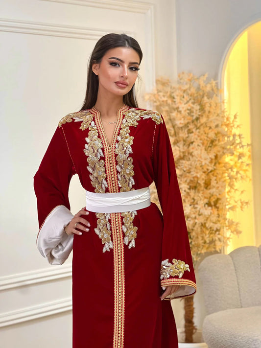 Dania Rotes Kaftan – Handgefertigt mit goldener Perlenstickerei – Produktansicht 2
