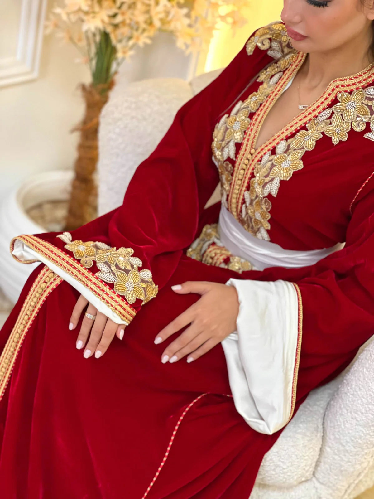 Dania Rotes Kaftan – Handgefertigt mit goldener Perlenstickerei – Produktansicht 4