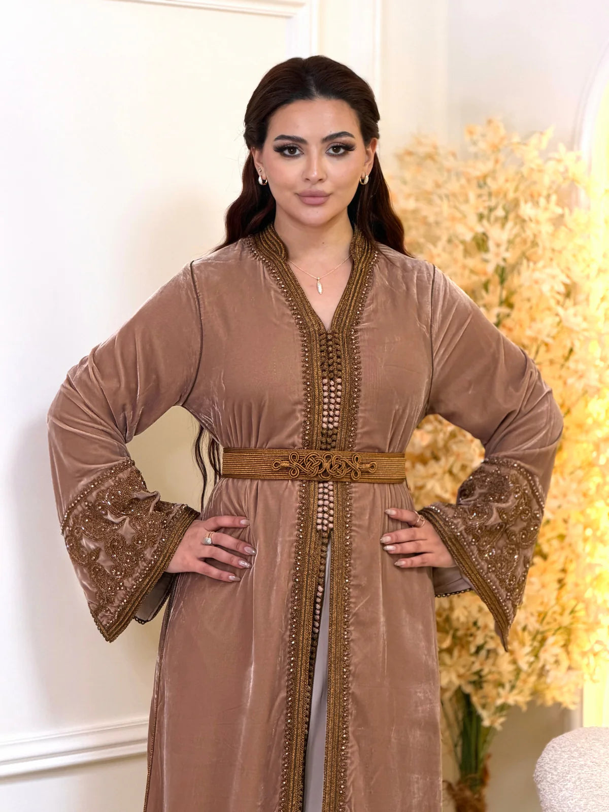 Khadija Braune Takchita – Zweiteiliges marokkanisches Zeremonienkleid – Produktansicht 3