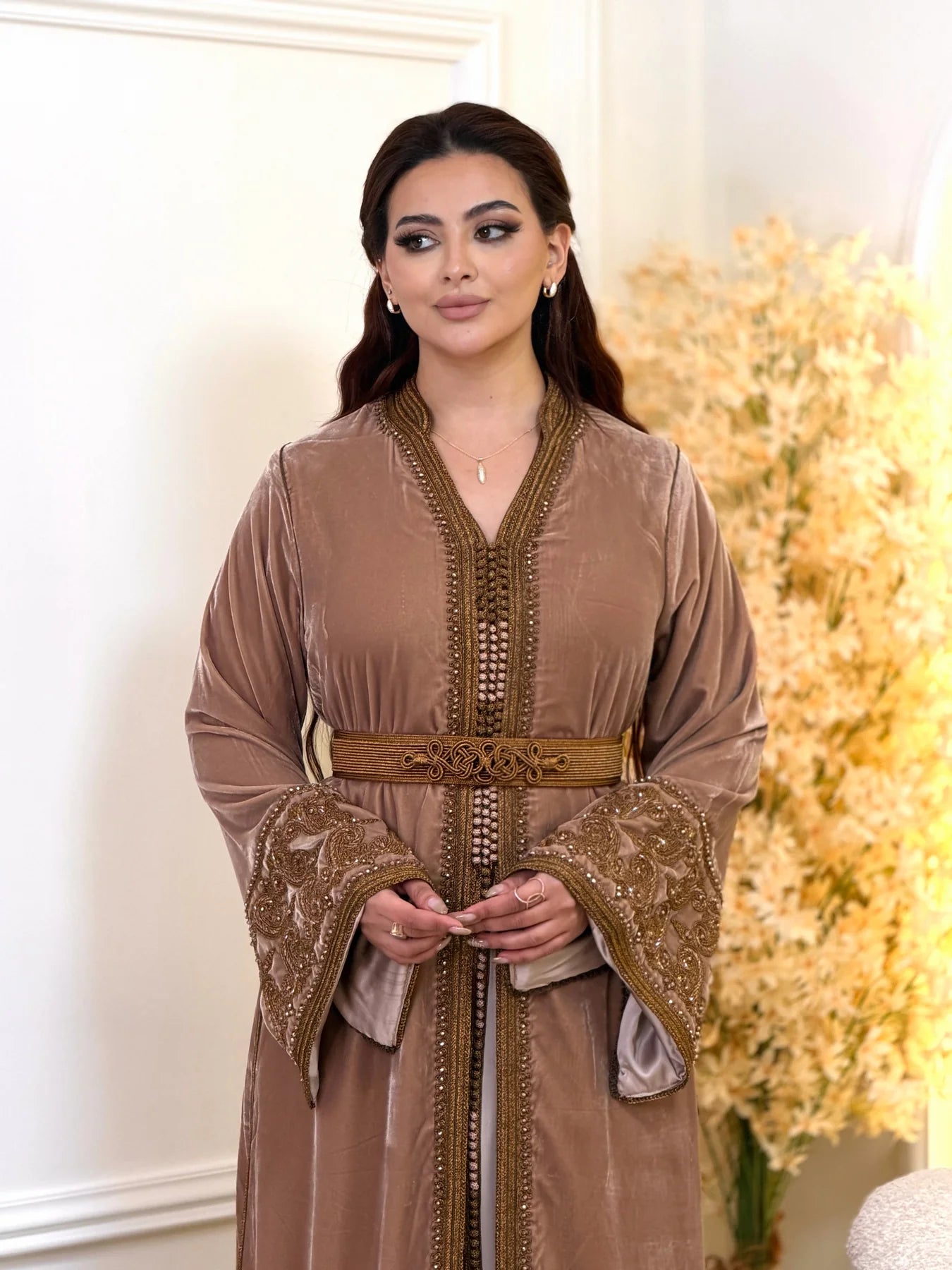 Khadija Braune Takchita – Zweiteiliges marokkanisches Zeremonienkleid – Produktansicht 5
