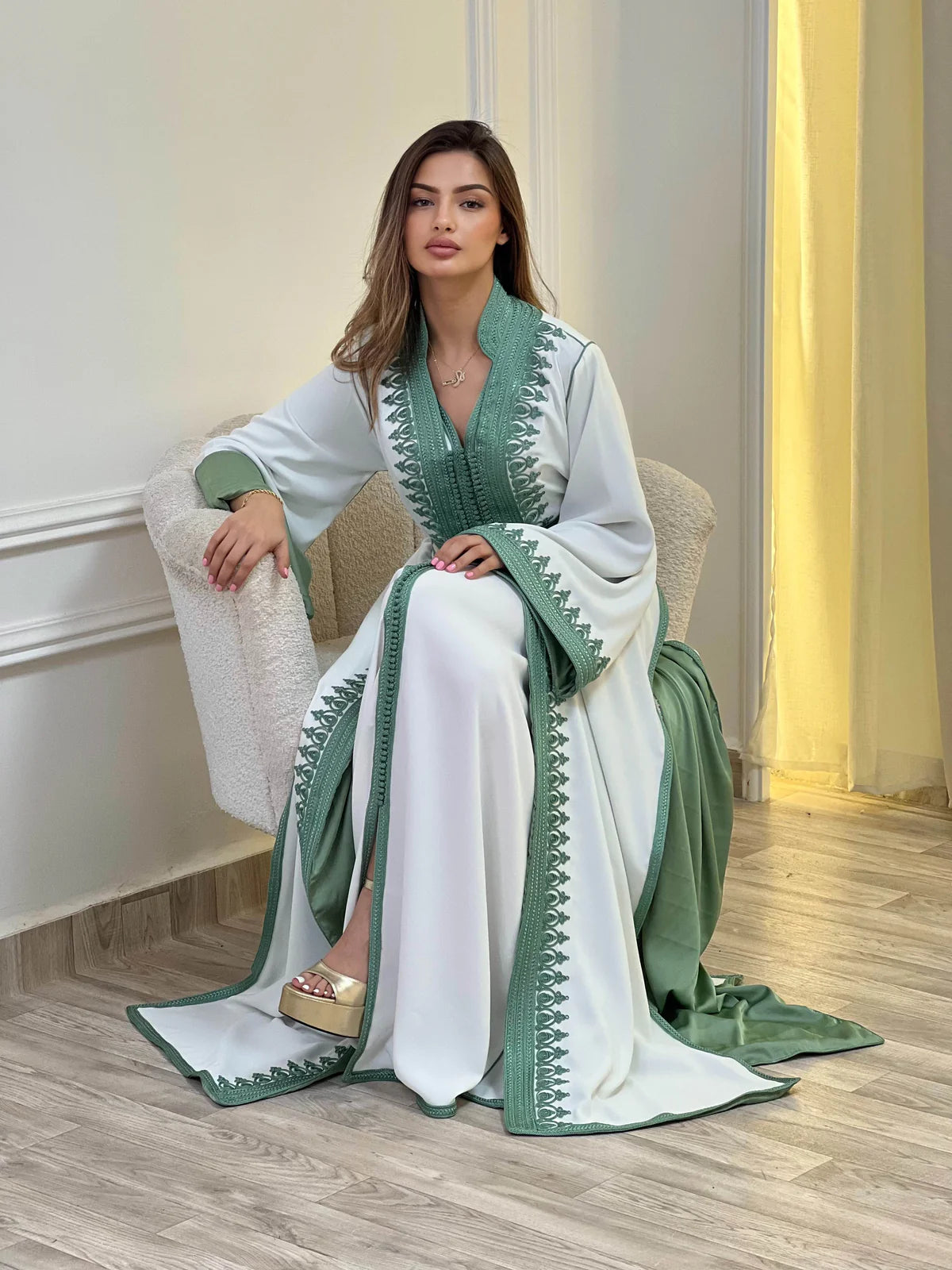 Takchita Fatima in Weiß – Zweiteiliges marokkanisches Zeremonienkleid – Produktansicht 4
