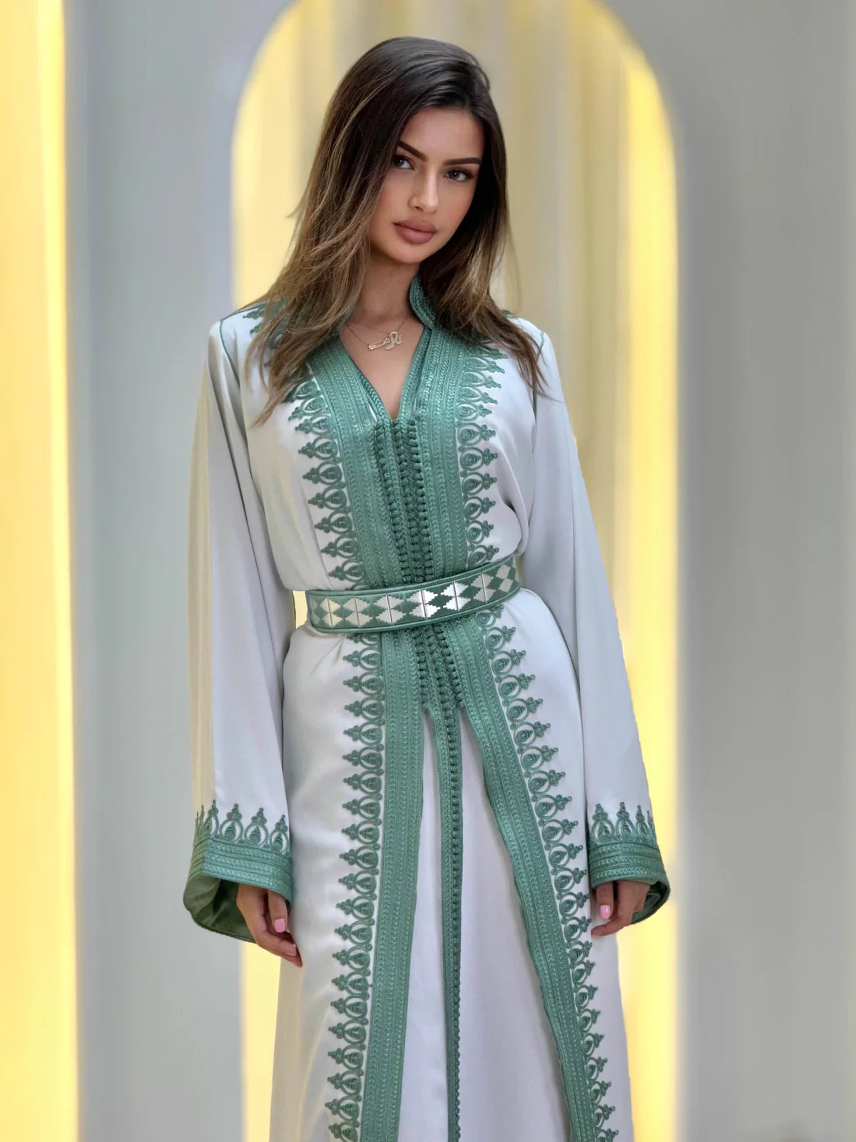 Takchita Fatima in Weiß – Zweiteiliges marokkanisches Zeremonienkleid – Produktansicht 6
