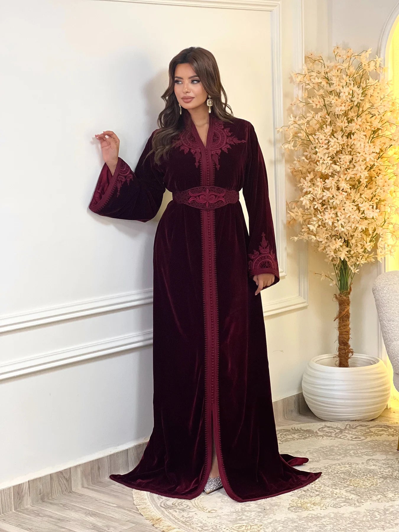 Insaf Bordeauxrotes Kaftan – Handgefertigtes marokkanisches Kleid – Produktansicht 4