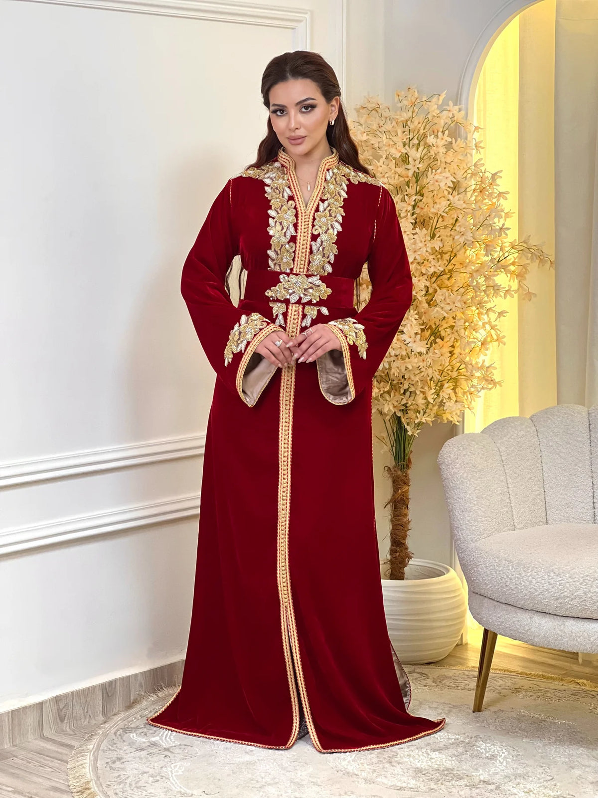 Najia Rotes Kaftan – Handgefertigt mit goldener Perlenstickerei – Produktansicht 3