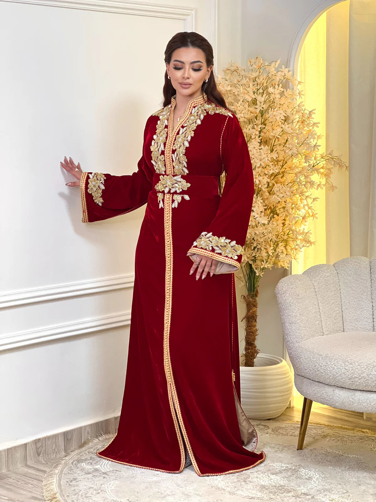 Najia Rotes Kaftan – Handgefertigt mit goldener Perlenstickerei – Produktansicht 4