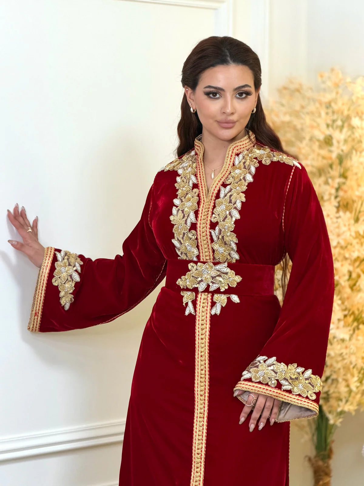 Najia Rotes Kaftan – Handgefertigt mit goldener Perlenstickerei – Produktansicht 5