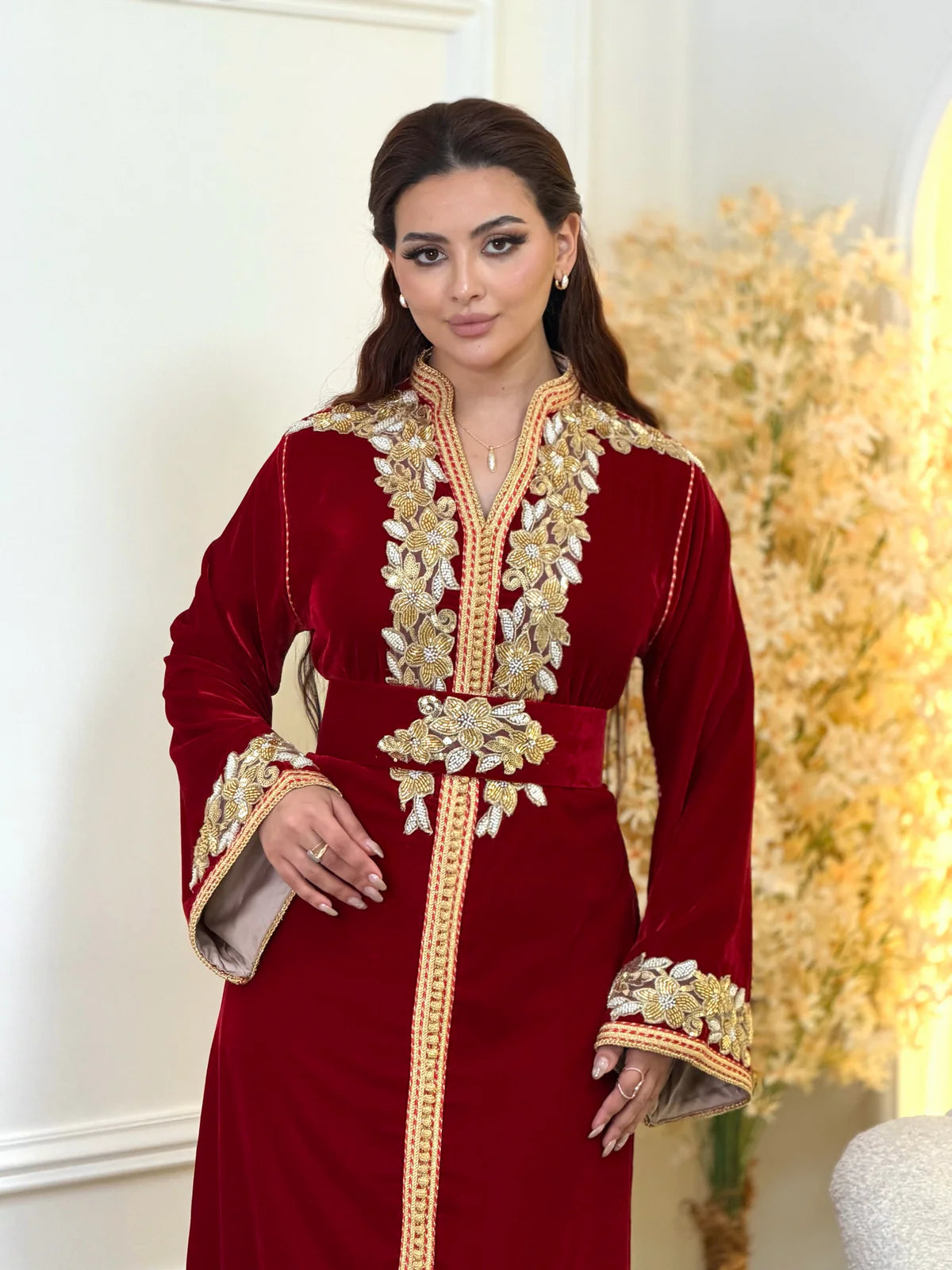 Najia Rotes Kaftan – Handgefertigt mit goldener Perlenstickerei – Produktansicht 6