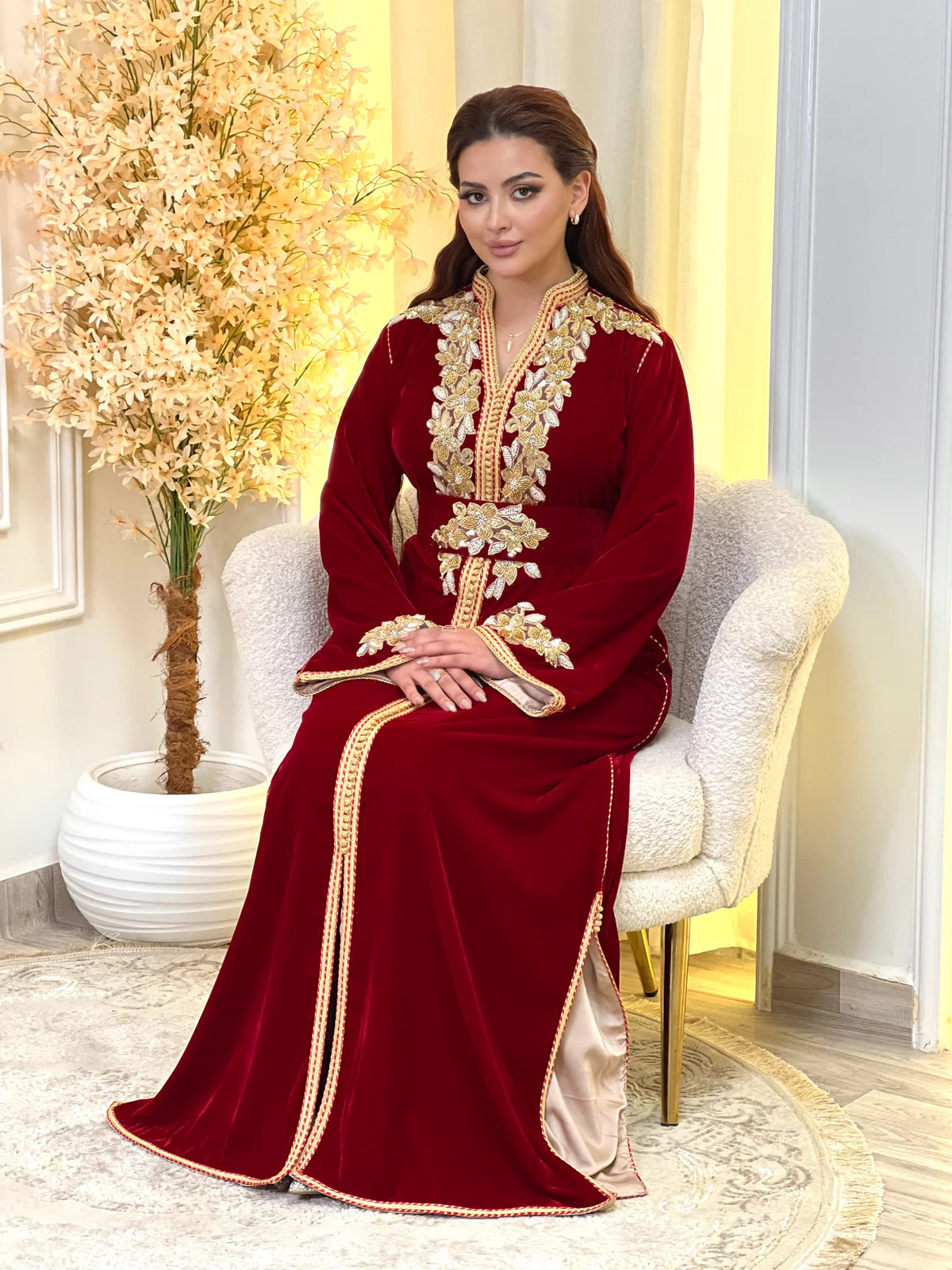 Najia Rotes Kaftan – Handgefertigt mit goldener Perlenstickerei – Produktansicht 8
