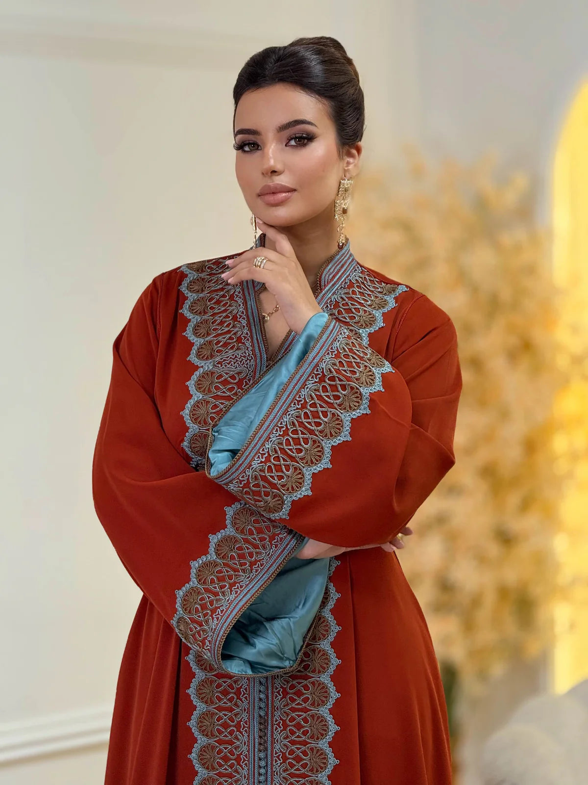 Rawia Rotes Kaftan – Handgefertigtes marokkanisches Kleid – Produktansicht 4