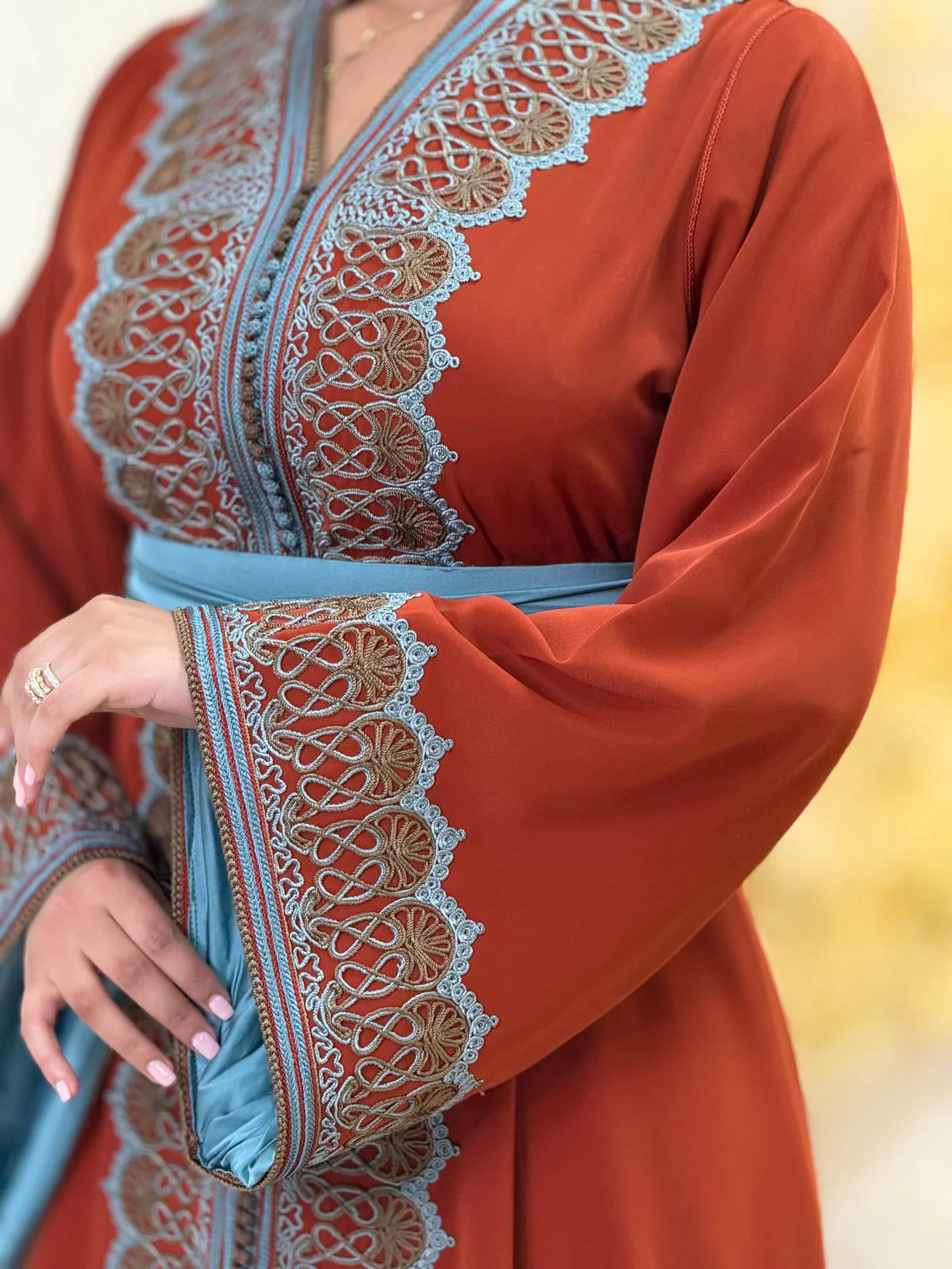 Rawia Rotes Kaftan – Handgefertigtes marokkanisches Kleid – Produktansicht 7