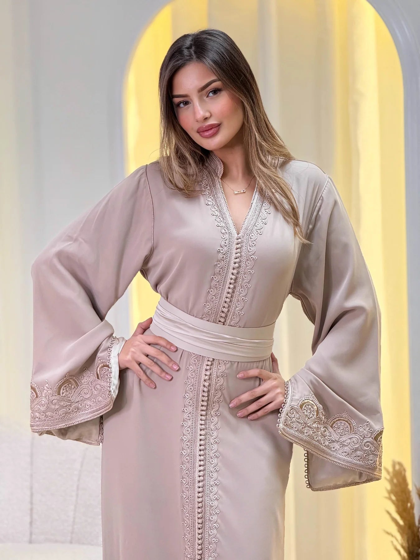 Sajida Beiges Kaftan – Handgefertigtes marokkanisches Kleid – Produktansicht 5