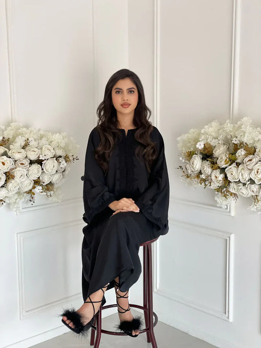 Dalila Schwarze Abaya – Elegante marokkanische Robe für Zuhause & Empfänge – Produktansicht 2