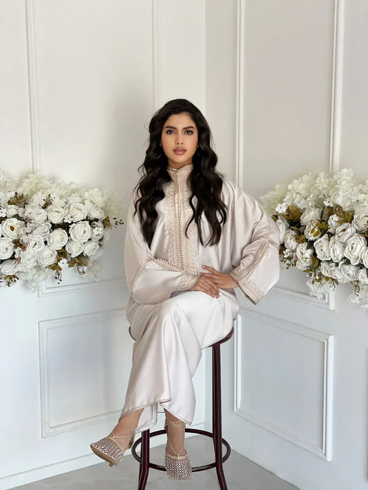 Kaoutar Graue Abaya – Elegante marokkanische Robe für Zuhause & Empfänge – Produktansicht 2