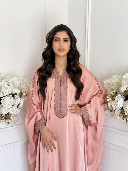 Niya Rosa Abaya – Elegante marokkanische Robe für Zuhause & Empfänge – Produktansicht 2