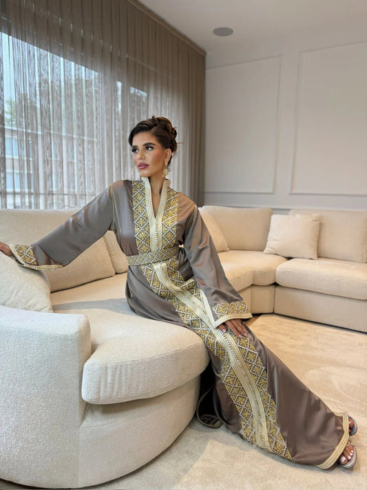 Boutaina Grauer Kaftan – Handgefertigtes marokkanisches Kleid – Produktansicht 2