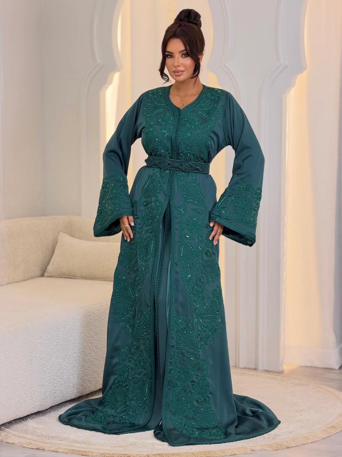 Aminaa Takchita in Petrol – Zweiteiliges marokkanisches Festkleid