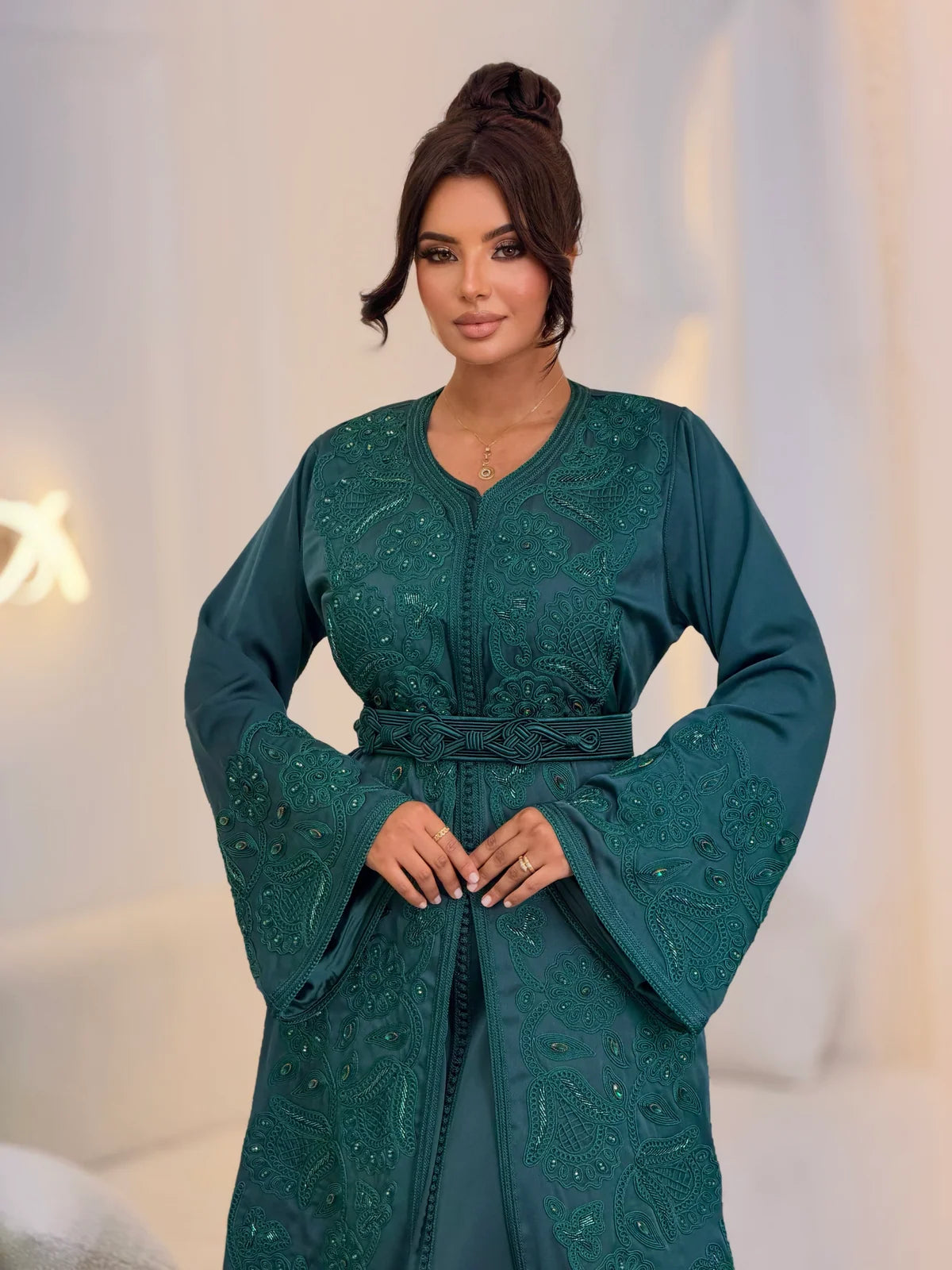 Aminaa Takchita in Petrol – Zweiteiliges marokkanisches Festkleid