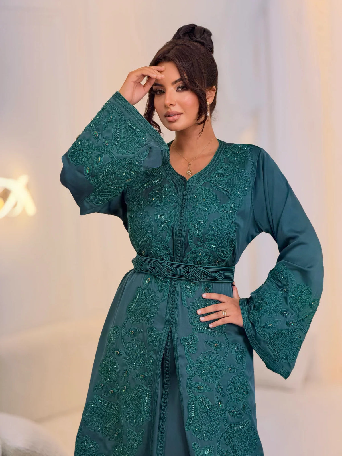 Aminaa Takchita in Petrol – Zweiteiliges marokkanisches Festkleid