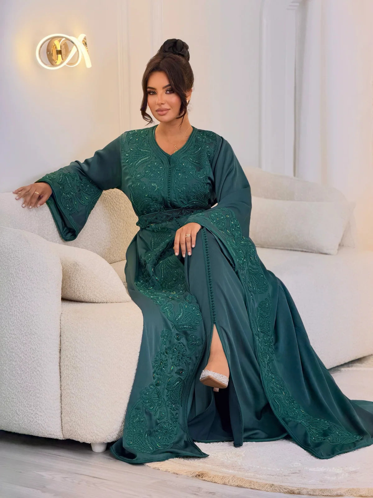 Aminaa Takchita in Petrol – Zweiteiliges marokkanisches Festkleid