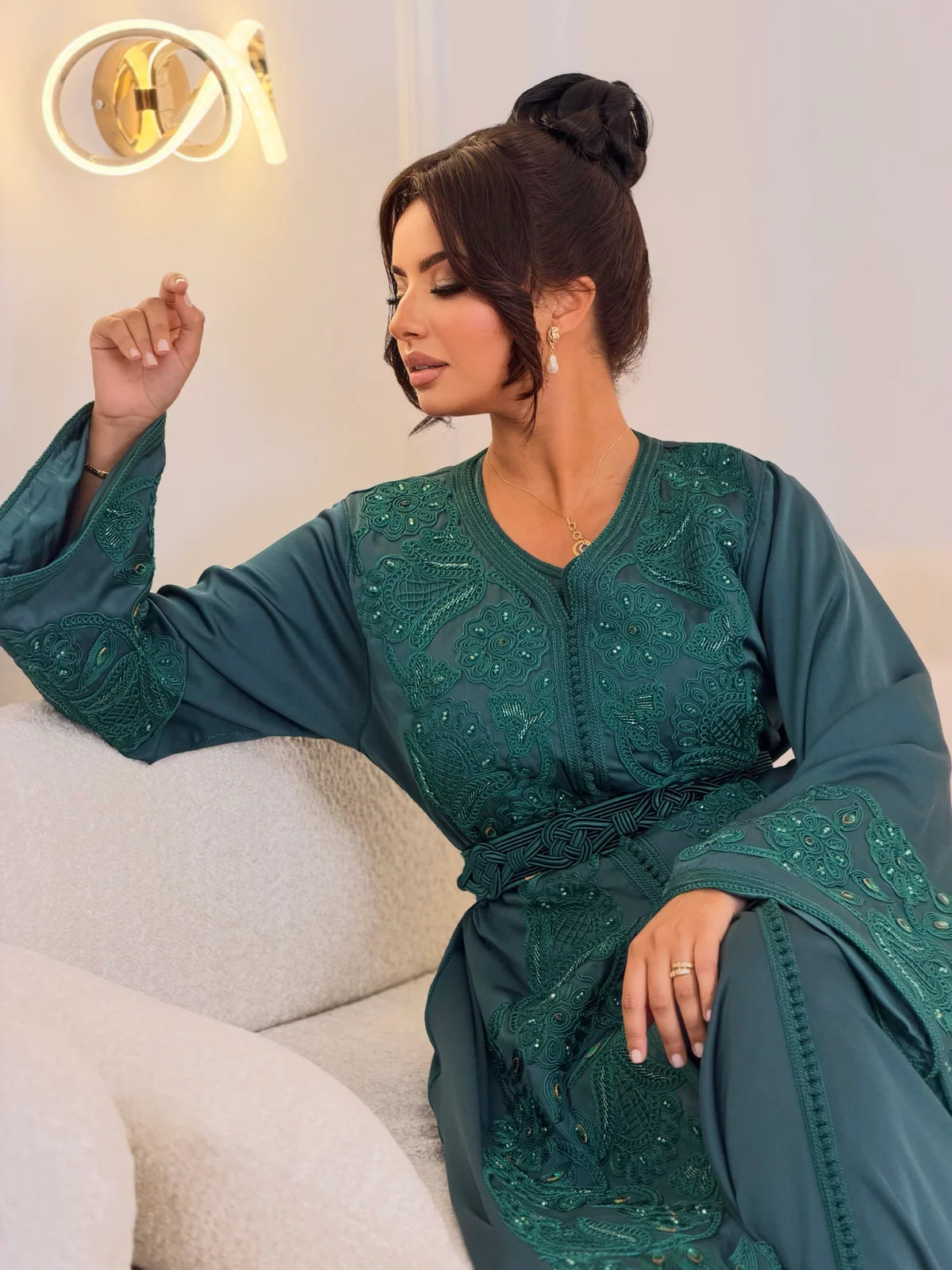 Aminaa Takchita in Petrol – Zweiteiliges marokkanisches Festkleid
