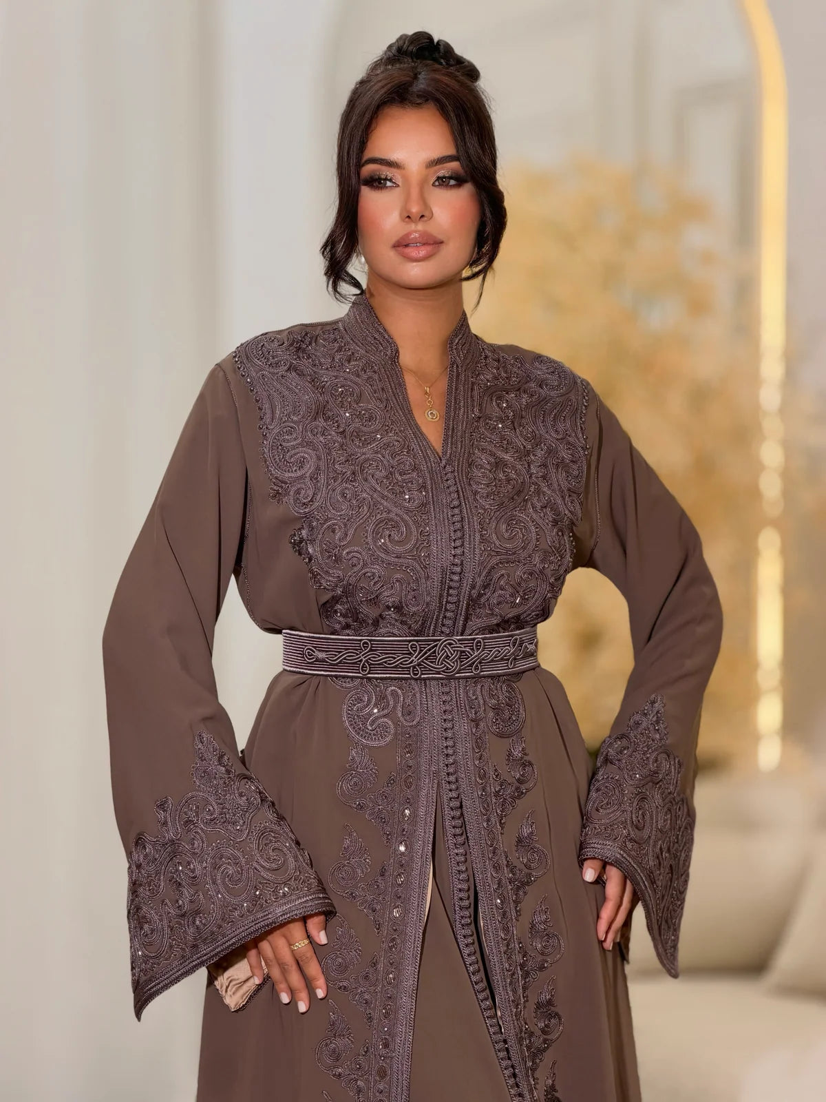 Wijdane Takchita in Braun – Zweiteiliges marokkanisches Festkleid