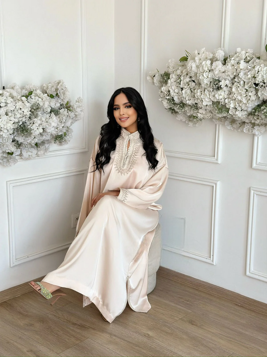Zohor Beige Abaya – Elegante marokkanische Robe für Zuhause & Anlässe – Produktansicht 2