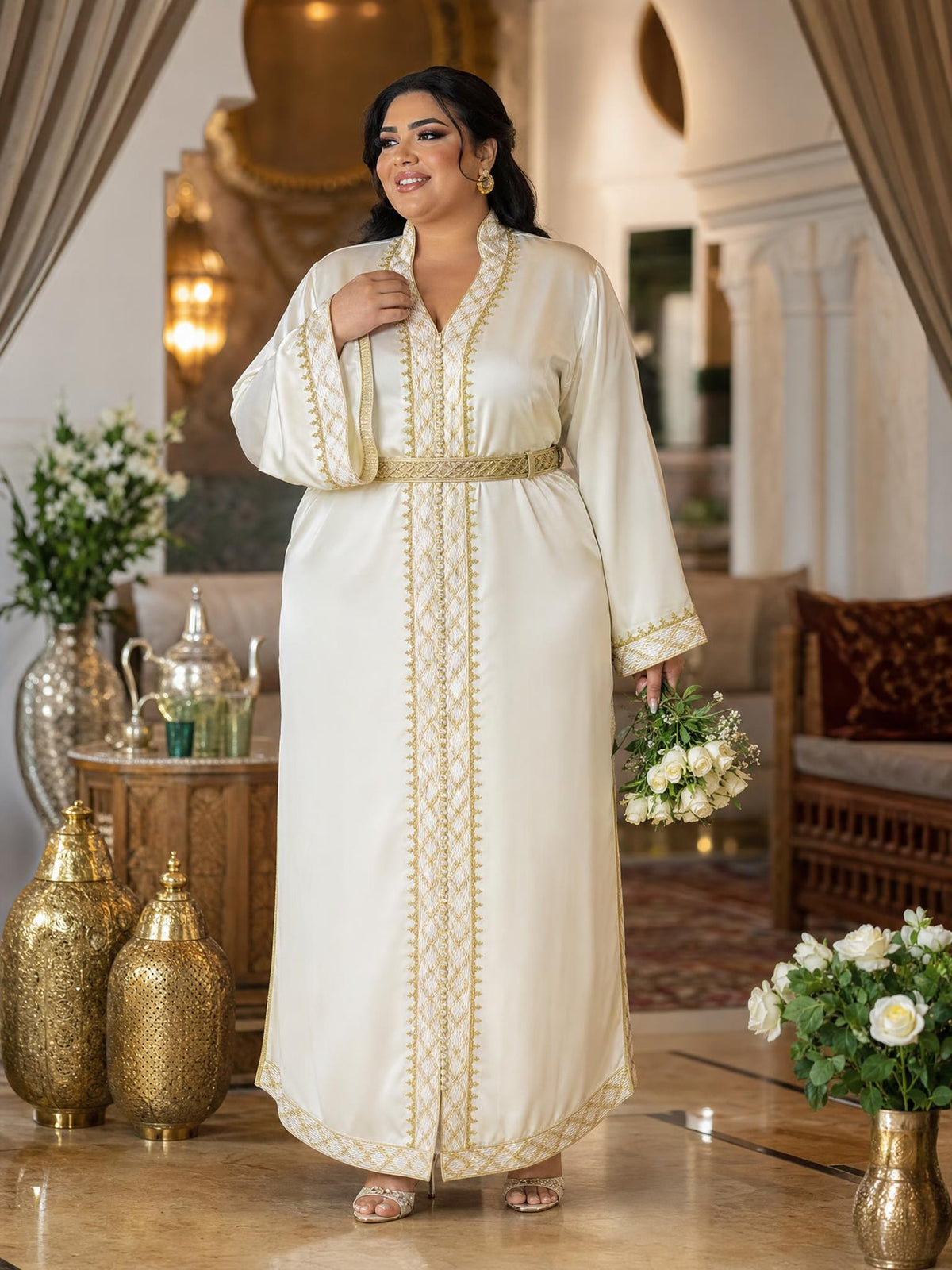 Baraa Weißer Kaftan – Handgefertigtes marokkanisches Kleid — plus-size model