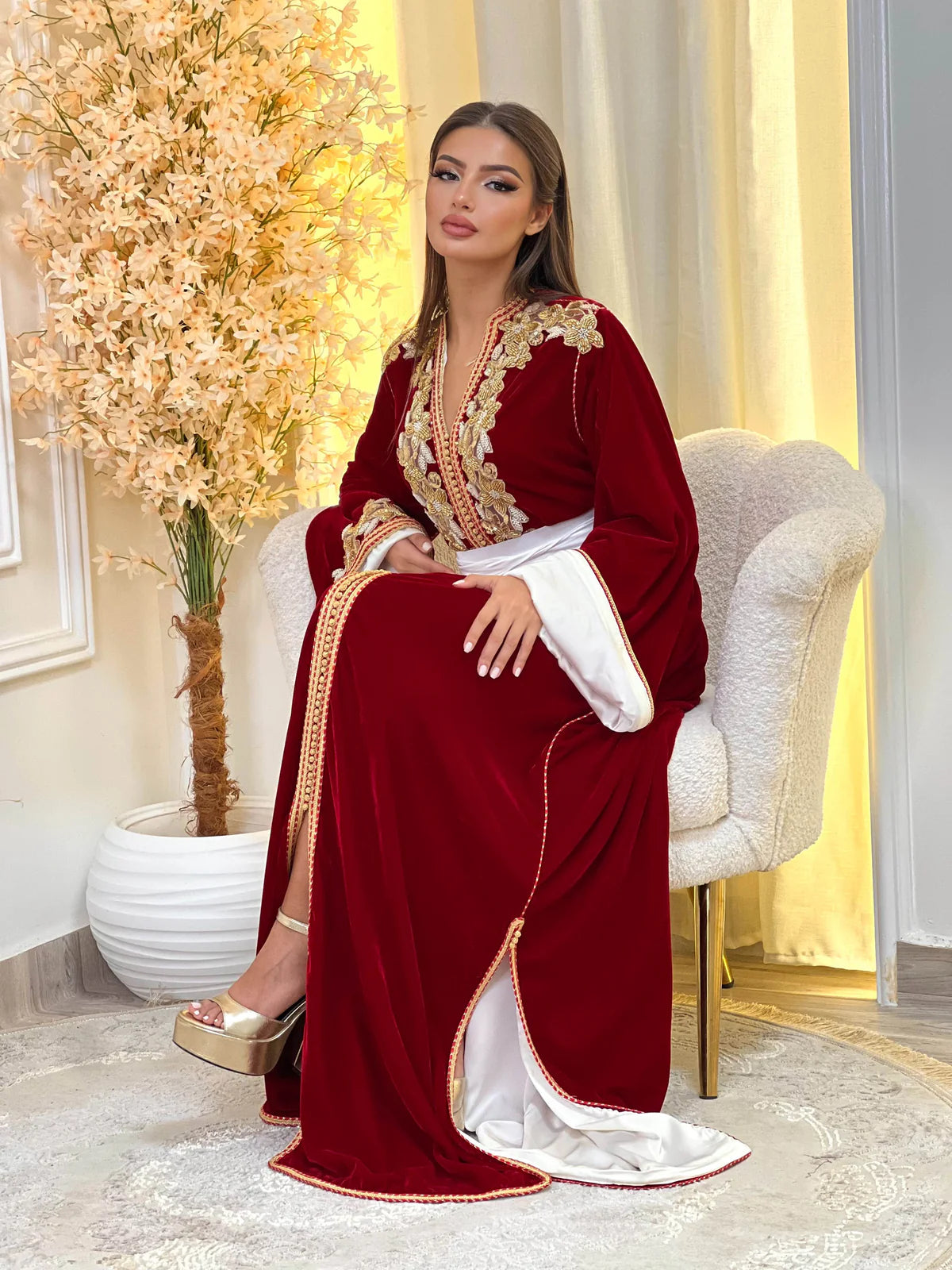 Dania Rotes Kaftan – Handgefertigt mit goldener Perlenstickerei – Produktansicht 3