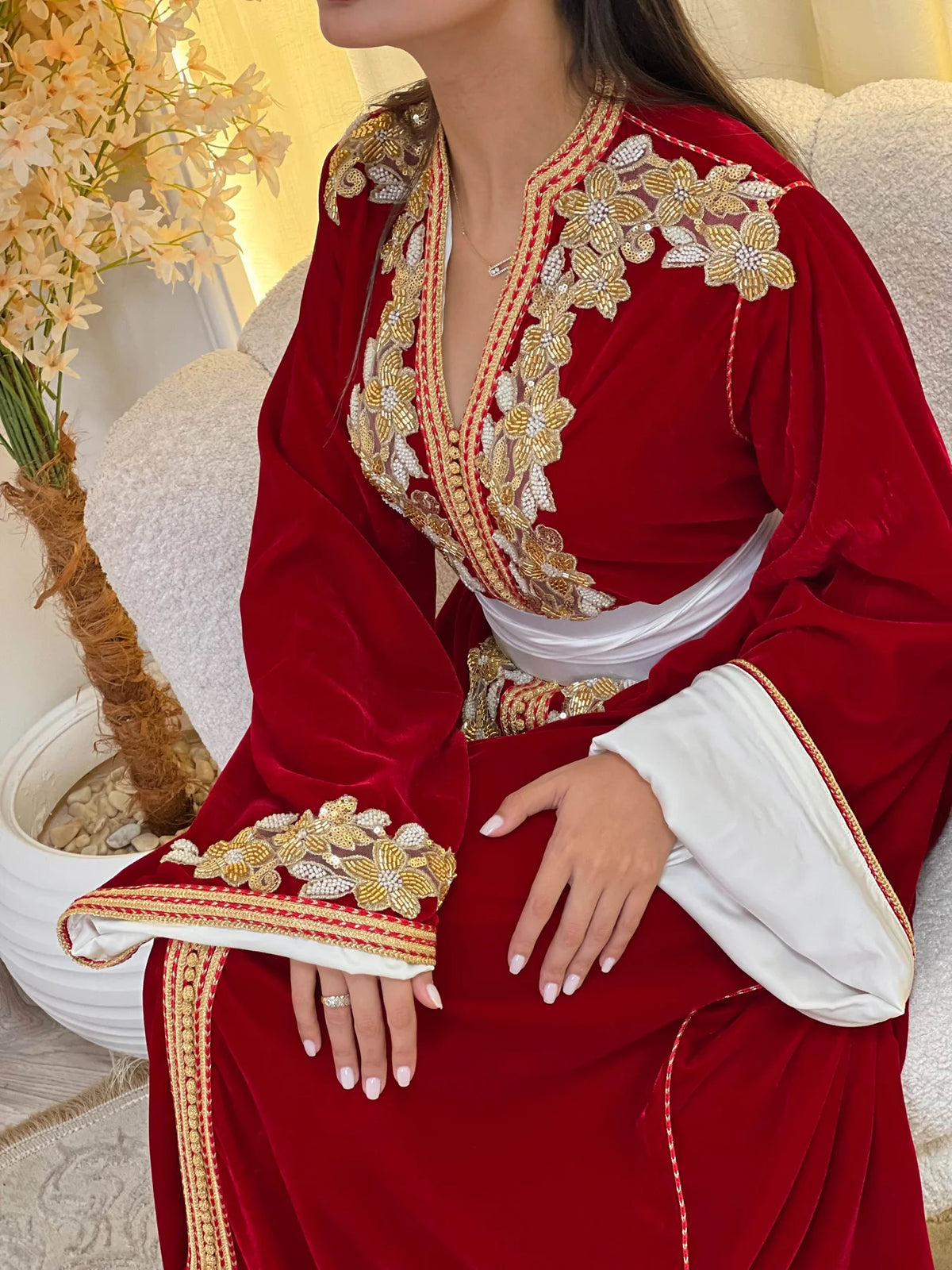 Dania Rotes Kaftan – Handgefertigt mit goldener Perlenstickerei – Produktansicht 5
