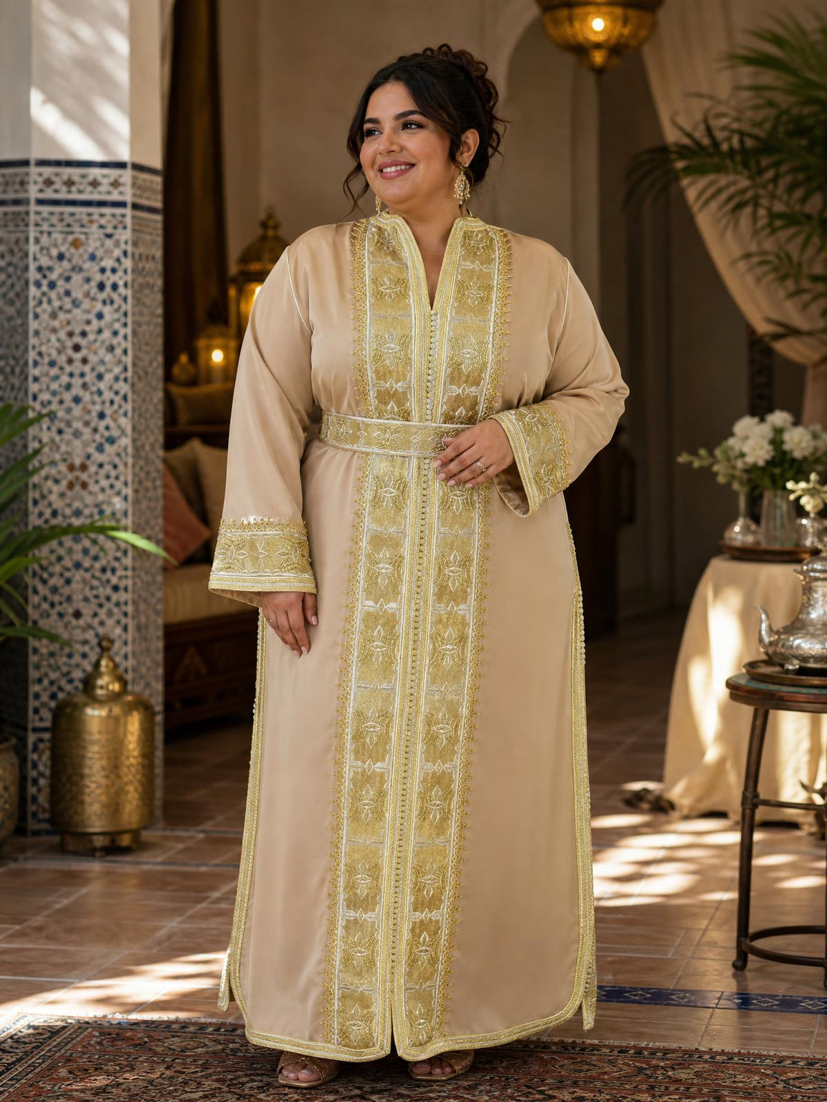 Darine Beiger Kaftan – Handgefertigtes marokkanisches Kleid — plus-size model