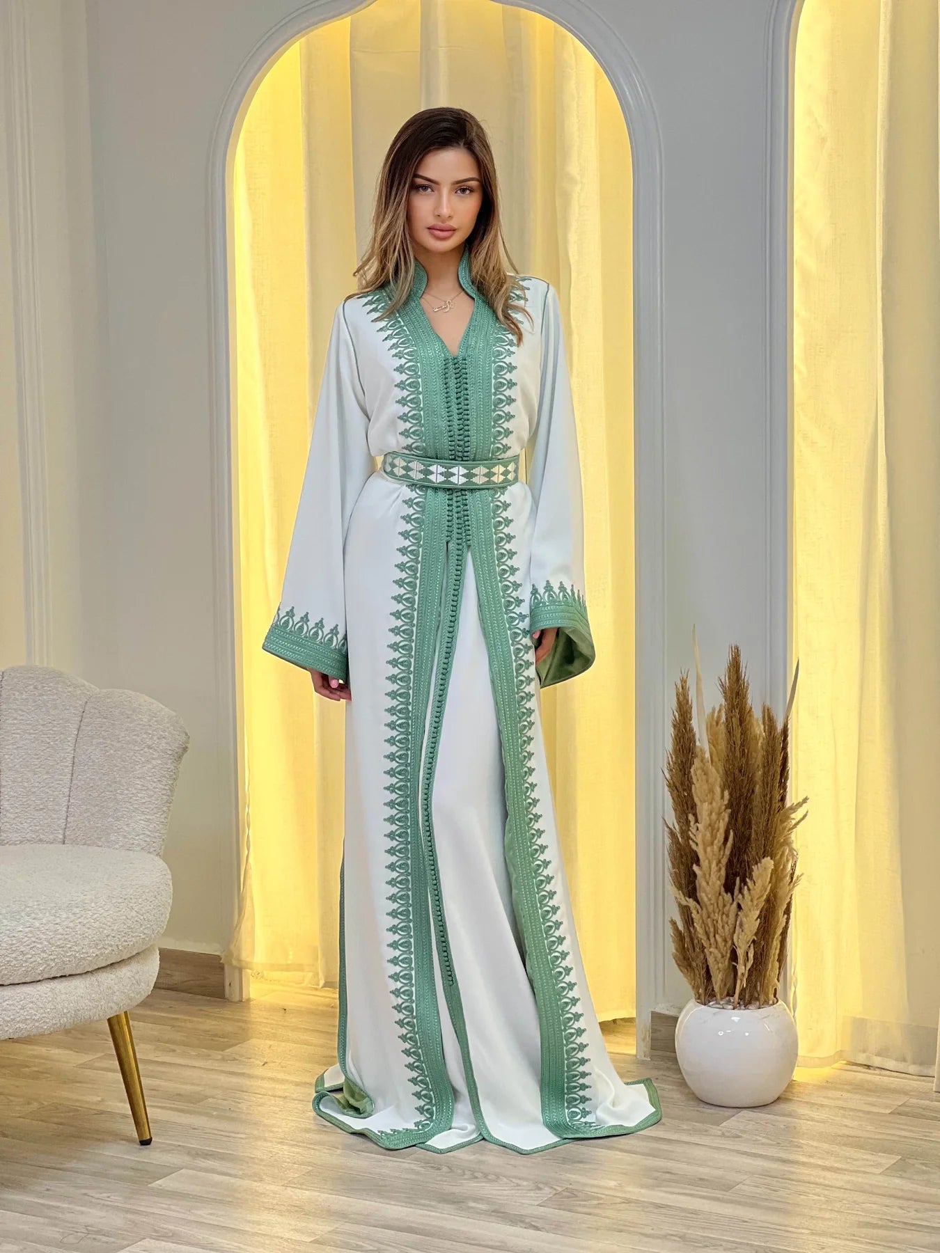 Takchita Fatima in Weiß – Zweiteiliges marokkanisches Zeremonienkleid – Produktansicht 3
