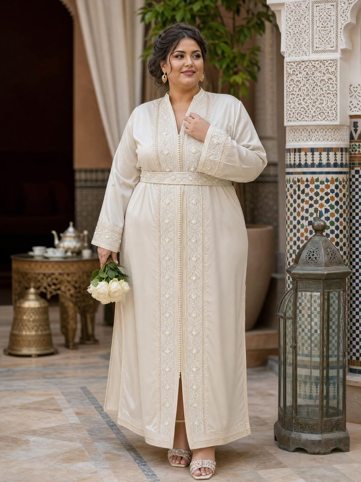 Hala Weißer Kaftan – Handgefertigtes marokkanisches Kleid — plus-size model