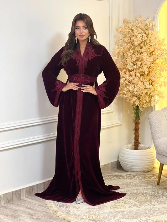 Insaf Bordeauxrotes Kaftan – Handgefertigtes marokkanisches Kleid