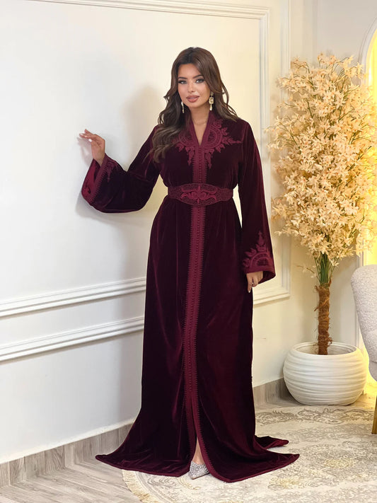 Insaf Bordeauxrotes Kaftan – Handgefertigtes marokkanisches Kleid – Produktansicht 2