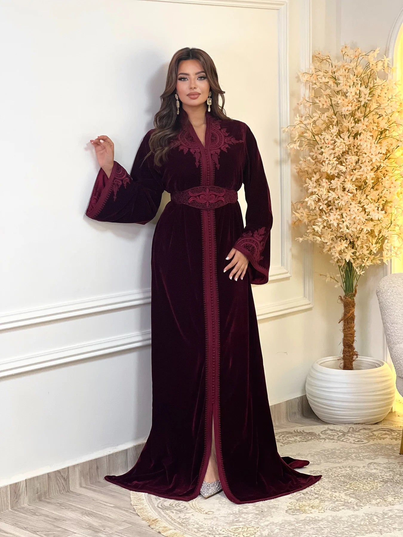 Insaf Bordeauxrotes Kaftan – Handgefertigtes marokkanisches Kleid – Produktansicht 3