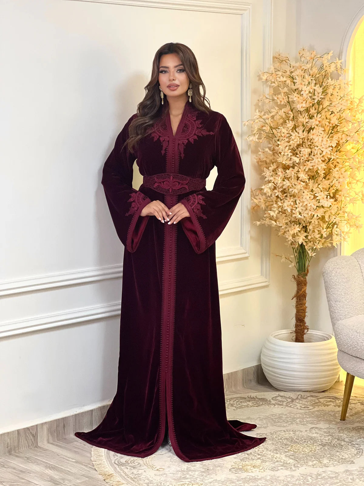 Insaf Bordeauxrotes Kaftan – Handgefertigtes marokkanisches Kleid – Produktansicht 5
