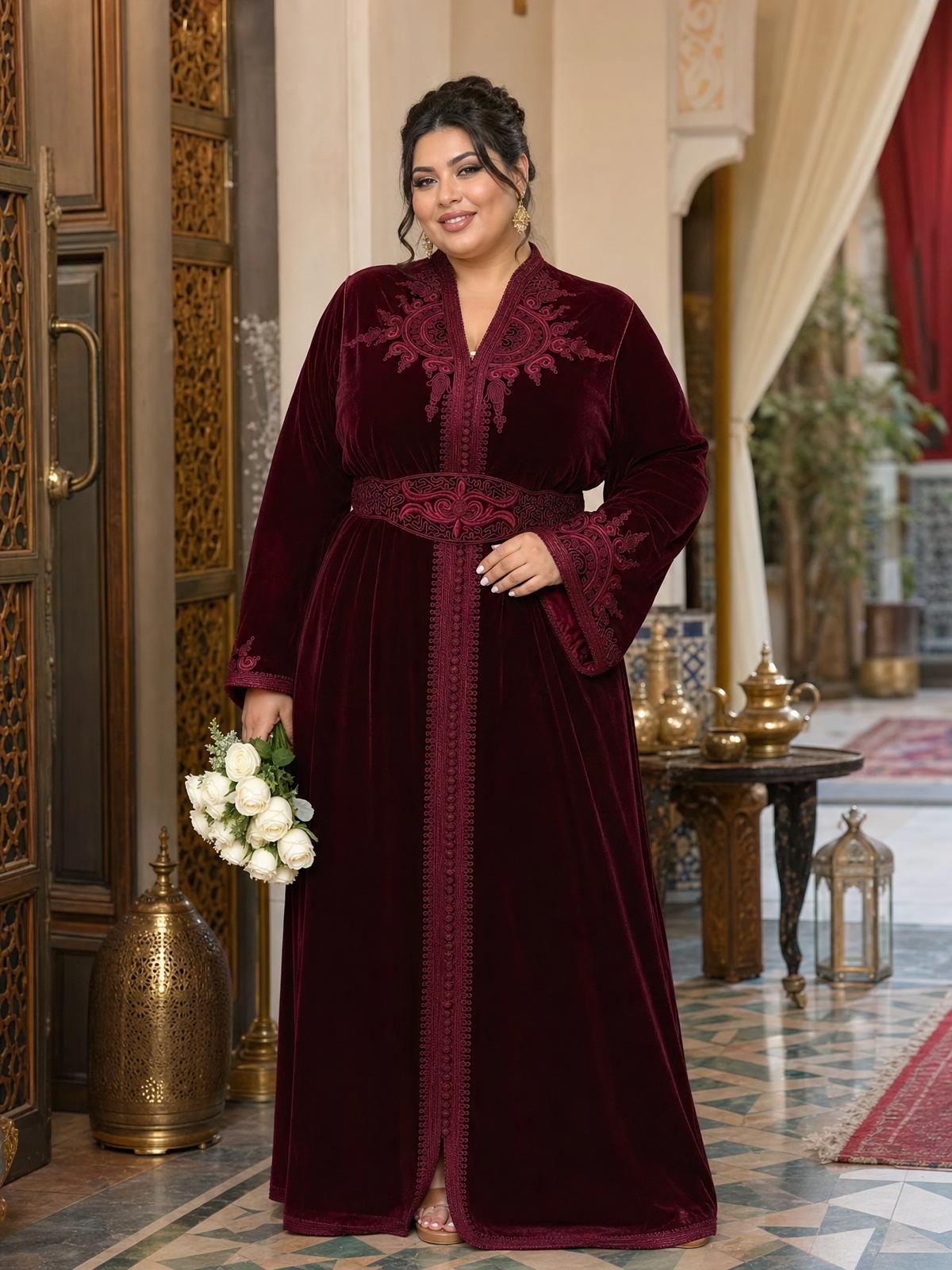 Insaf Bordeauxrotes Kaftan – Handgefertigtes marokkanisches Kleid — plus-size model