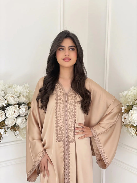 Nirmine Abaya – Elegante marokkanische Robe für Zuhause & Empfänge