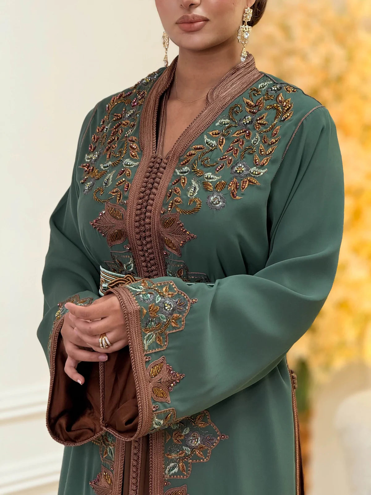 Keltoum Grüne Takchita – Zweiteiliges marokkanisches Zeremonienkleid – Produktansicht 6