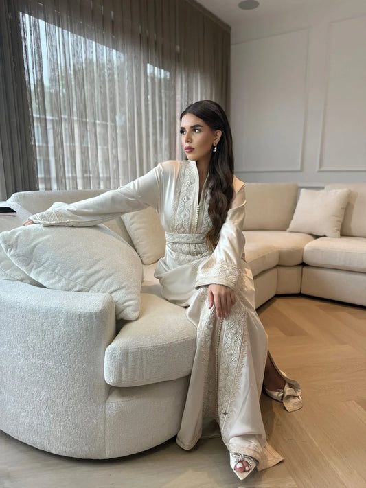 Hala Weißer Kaftan – Handgefertigtes marokkanisches Kleid – Produktansicht 2