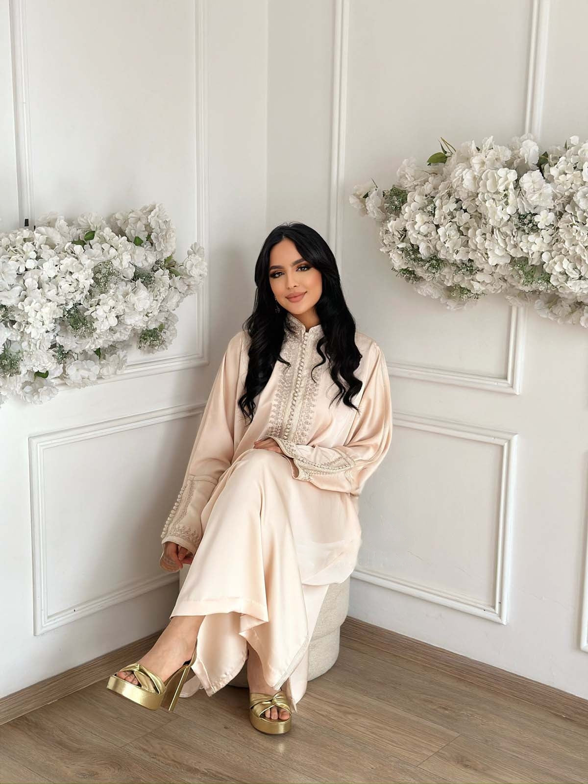 Sawsan Beige Abaya – Elegante marokkanische Robe für Zuhause & Anlässe – Produktansicht 2
