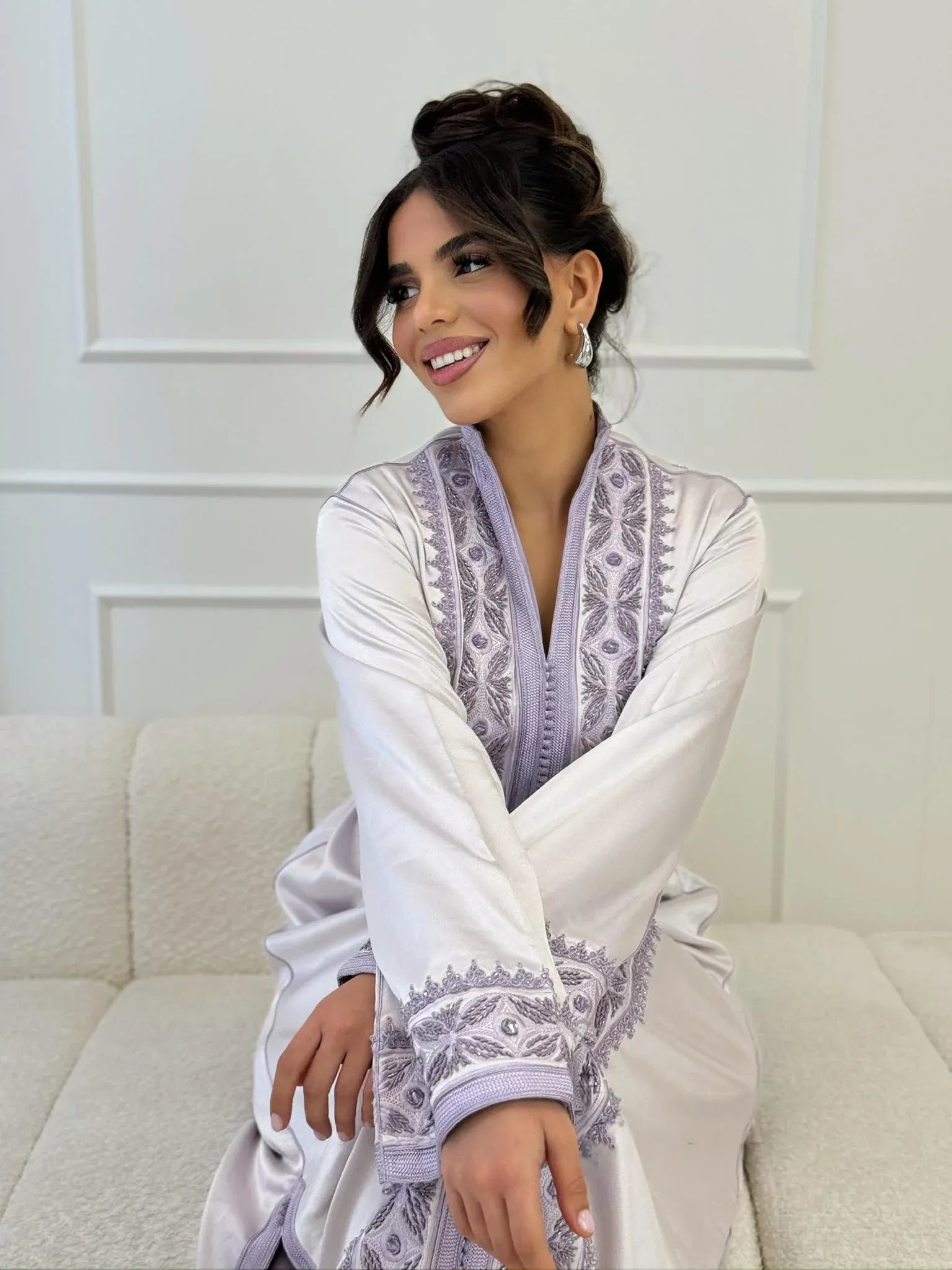 Saida Grauer Kaftan – Handgefertigtes marokkanisches Kleid – Produktansicht 3