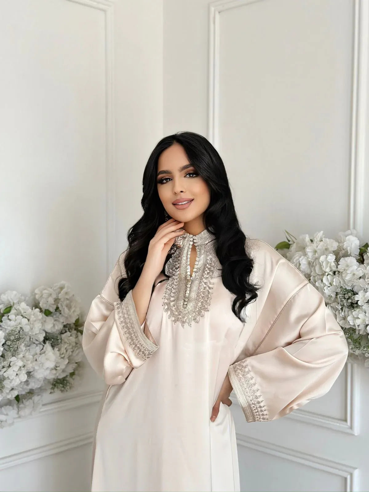 Zohor Beige Abaya – Elegante marokkanische Robe für Zuhause & Anlässe