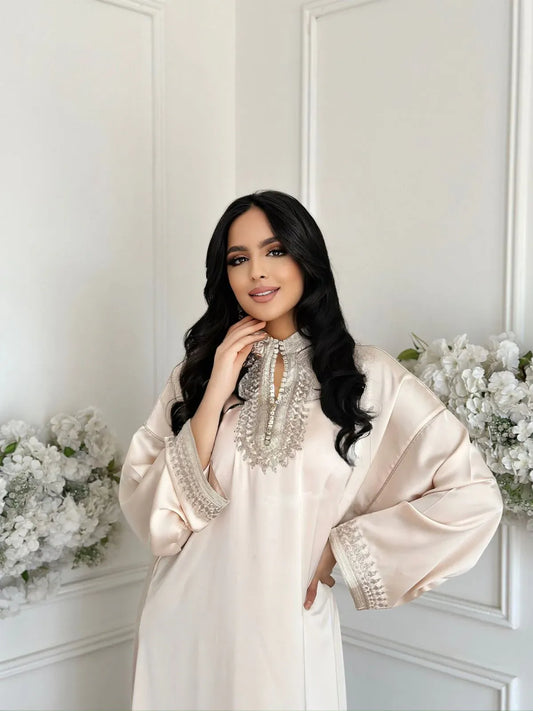 Zohor Beige Abaya – Elegante marokkanische Robe für Zuhause & Anlässe