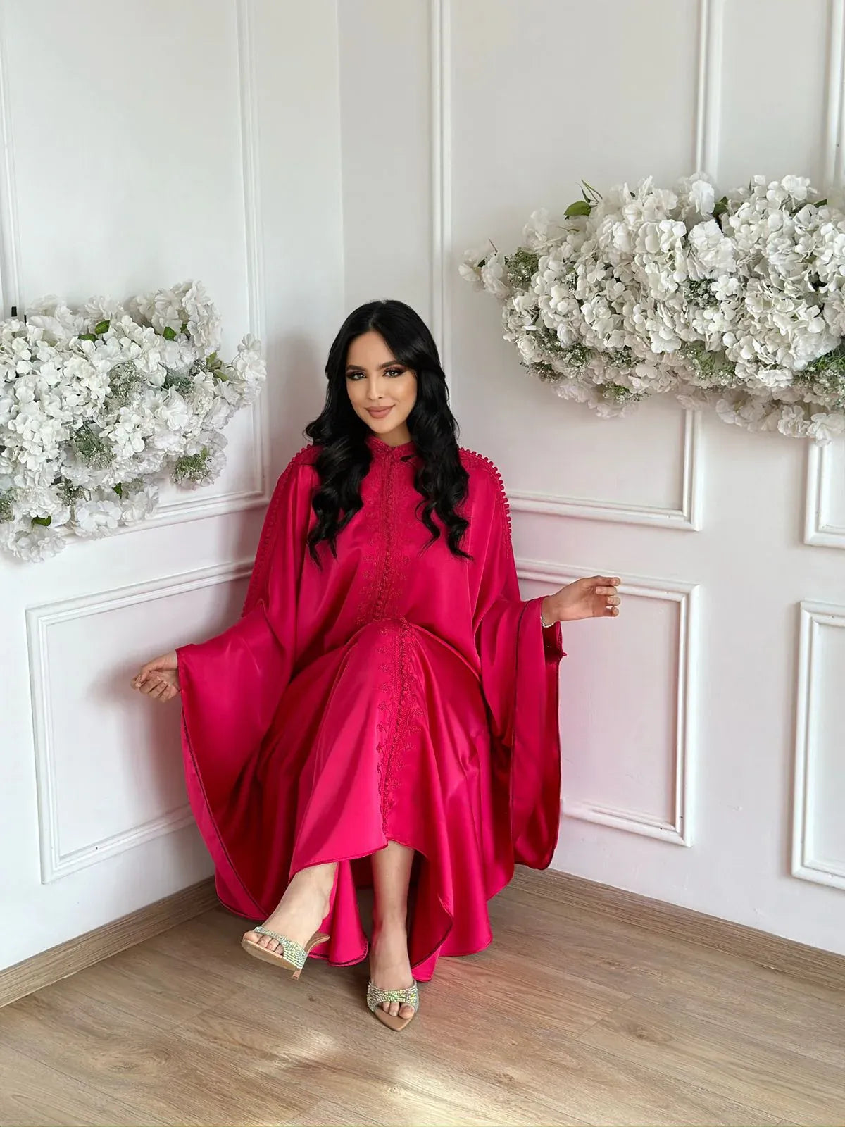 Kaltoum Rosa Abaya – Elegante marokkanische Robe für Zuhause & Anlässe – Produktansicht 3